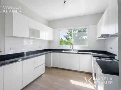 Casa en Venta con 3 cocheras