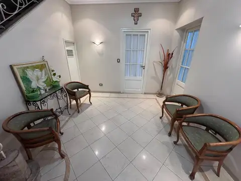 CASA EN LOTE PROPIO DE 6 AMBIENTES CON TERRAZA Y QUINCHO.