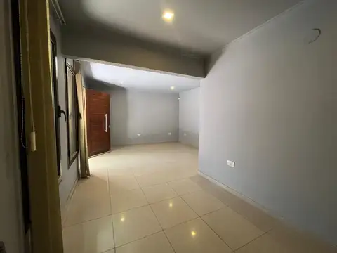 Casa 6 ambientes con 2 baños