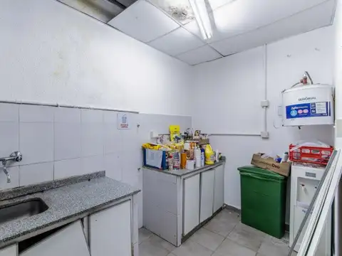 VENTA DE LOCAL CON RENTA AMPLIO SUBSUELO EN BALVANERA