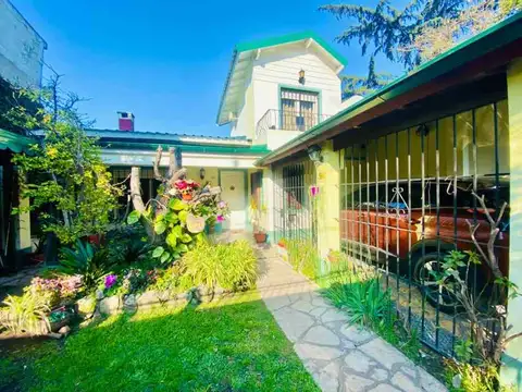 OPORTUNIDAD   Casa muy amplia y cómoda buena ubicación, 10 cuadras estación Ituzaingó.