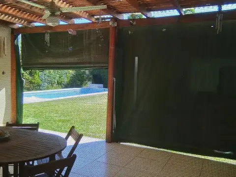 Casa c pileta  y gran jardin con dependencia /Pilar del Este