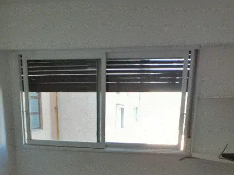 Colegiales, monoambiente muy luminoso a 1 cuadra de la Avenida, Cocina separada, baño completo.