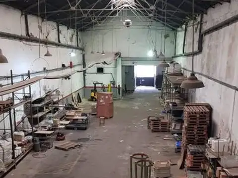 DEPOSITO Barracas - 900 M2  (oficina, local a la calle, baños, vestuario)