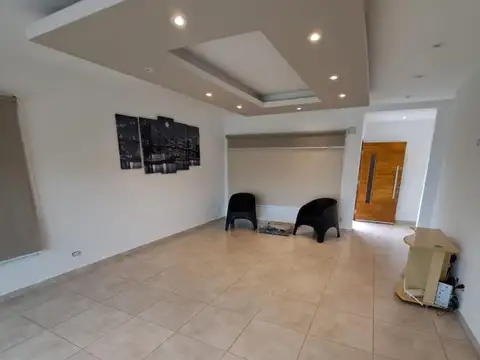Casa en Venta con 3 cocheras