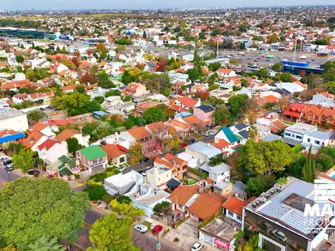 Casa mas 2 locales en Boulogne de 3 amb, con patio y cochera.