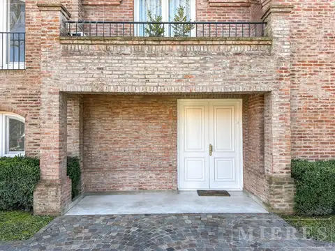 Casa en Venta con 4 cocheras