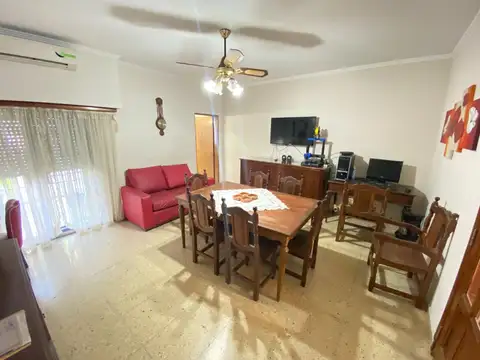 Casa 5 ambientes con salón de usos múltiples y jardín. APTA CREDITO. ESCUCHA OFERTA