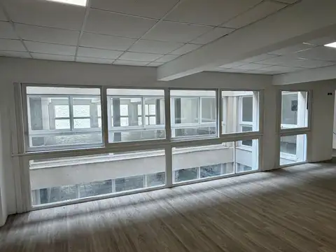 Oficina 15 ambientes con 4 baños