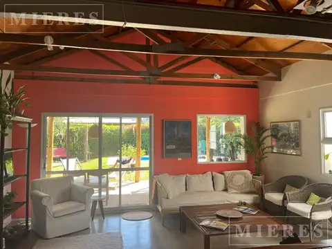 Casa 4 ambientes con 2 baños