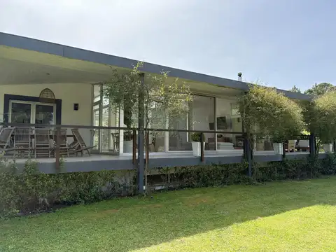 Casa 6 ambientes con 4 baños