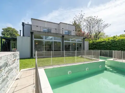 Casa en venta en Barrio Privado El Aromo en Loma Verde - 3 dormitorios con pileta - Apto credito