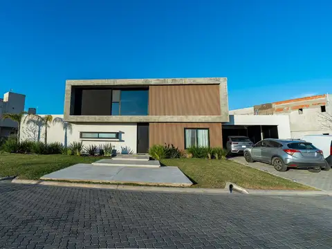 Casa en Venta en Countries y Barrios Cerrados en Berazategui, USD 690.000