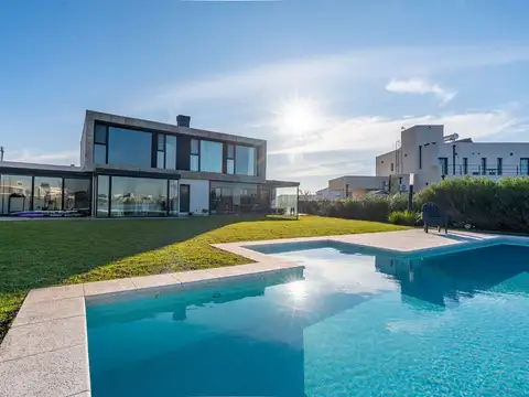 CASA EN VENTA VILLALOBOS 5 AMBIENTES AL LAGO