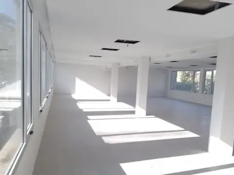 Espectaculares oficinas en segundo piso completo con vista al Golf a estrenar.