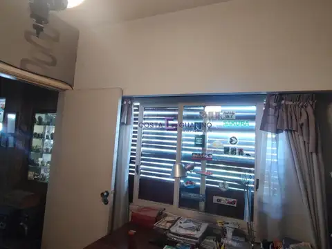 Casa de 4 amb. de 10 m de frente X 25 m de fondo con patio, cochera y terraza