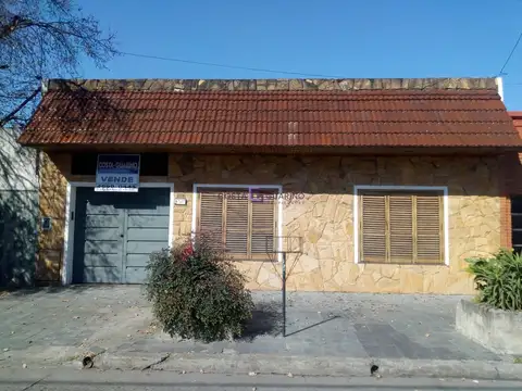 Casa de 4 amb. de 10 m de frente X 25 m de fondo con patio, cochera y terraza