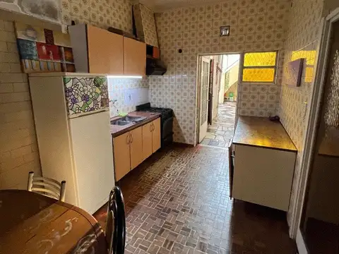 Venta Casa RETASADA con local y galpon a refaccionar IDEAL VIVIR Y TRABAJAR - Villa Lugano