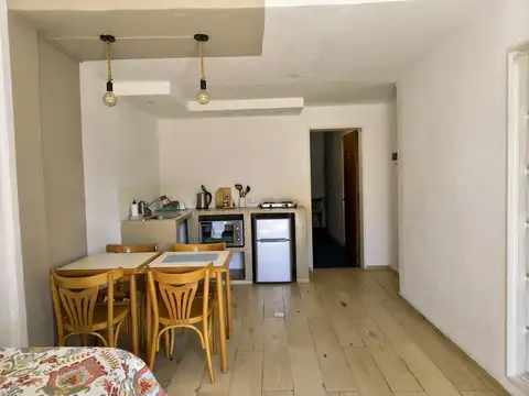 Oficina con 1 consultorio/privado y sala de espera.