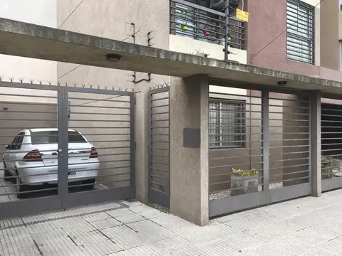 JUAN JOSE VALLE Nº 324 P.B E/ MITRE Y B. VIAJE.