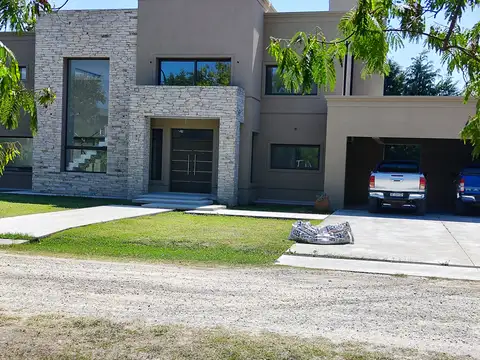 Hermosa Casa en Las Cortaderas de Lujan
