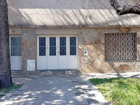 Venta-Casa 2 dormitorios cochera y patio en barrio Belgrano