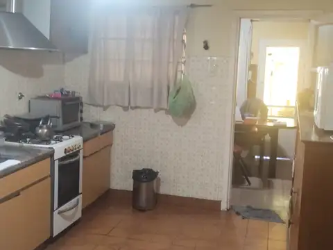 Casa y dos locales  en venta en Los Hornos