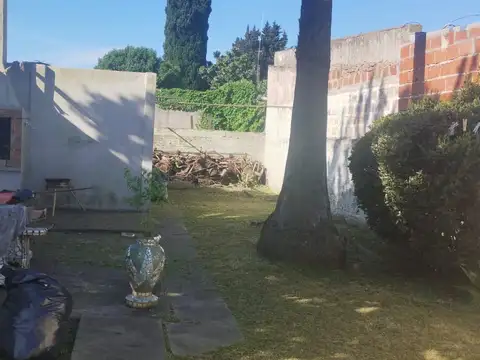 Casa y dos locales  en venta en Los Hornos