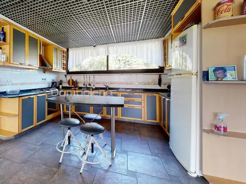 Casa en Venta con 4 cocheras