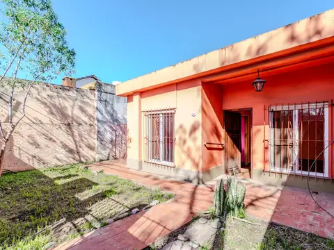 VENTA-CASA 3AMB-C/PARQUE, QUINCHO Y PARRILLA, HURLINGHAM / A REFACCIONAR