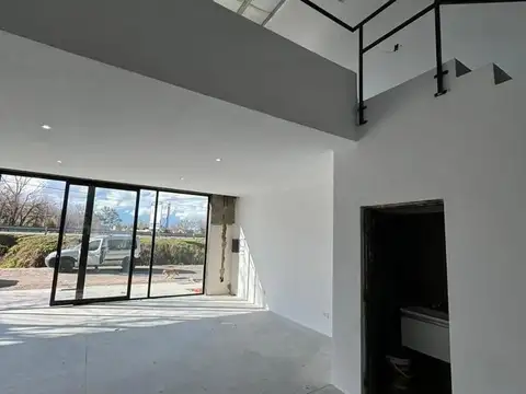 Amplio Local Comercial sobre Ruta 9