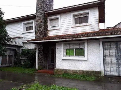 Casa Chalet  en Venta en Bernal, Quilmes, G.B.A. Zona Sur