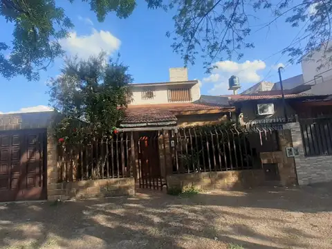 casa en 2 plantas sobre avenida, 5 ambientes