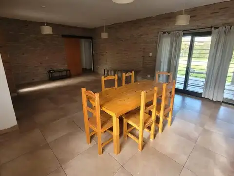 Casa 4 ambientes con 2 baños