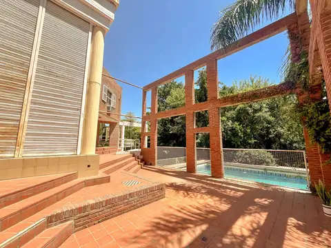 Casa 10 ambientes con 2 baños