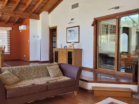 Casa en Alquiler con 3 cocheras