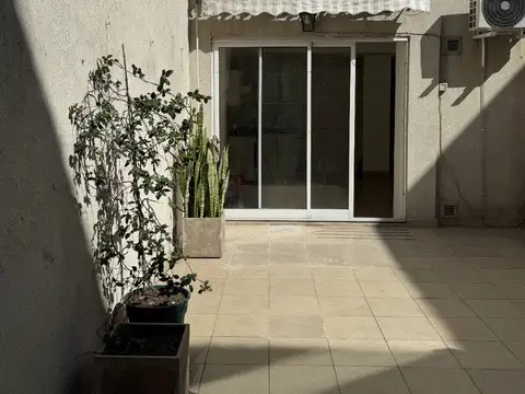 MUY CÓMODO DEPTO DOS AMB, CON DOS BAÑOS, FORMIDABLE PATIO 