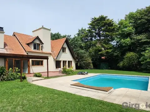 Casa en Venta con 2 cocheras