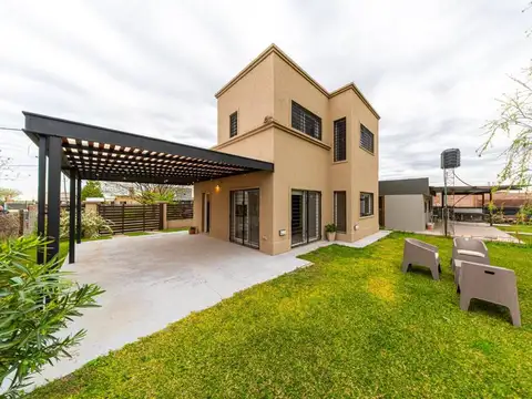 Casa de 2 dormitorios en Venta cochera y  pileta