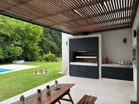 Casa en Venta con 3 cocheras