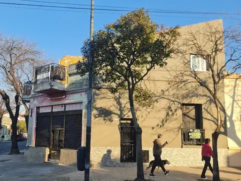 CASA DE 3 AMB EN ESQUINA CON LOCAL, TERRAZA