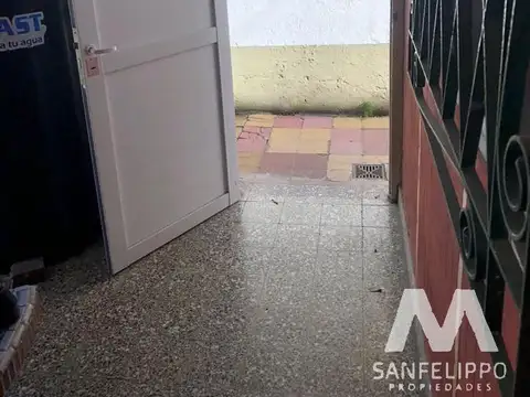 Casa 6 ambientes con 2 baños