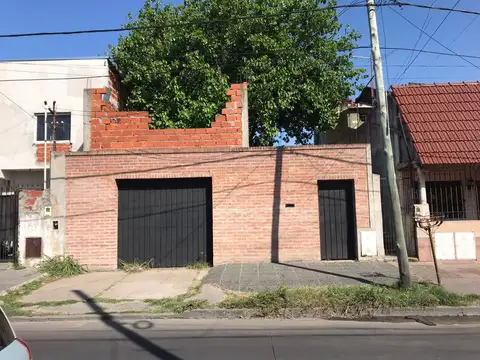 Casa a terminar al frente más departamento al fondo sobre lote de 8.66x26.50 m