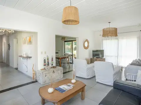 Casa en Venta con 3 cocheras