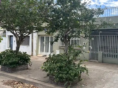 Casa al frente con cochera y patio