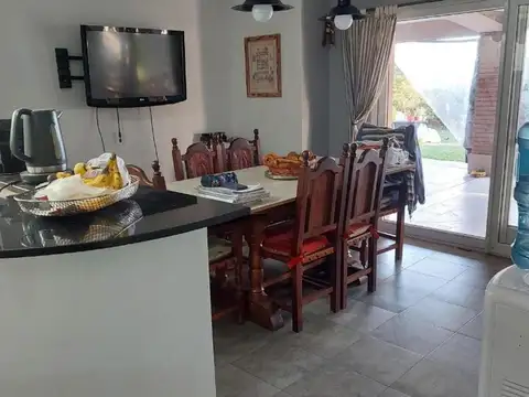 Casa 5 Dormitorios, Jardín, Piscina en Barrio Los Jazmines