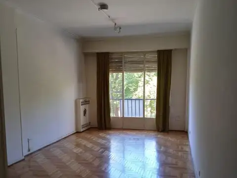 Pinto e/ Hipólito Yrigoyen y Chacabuco