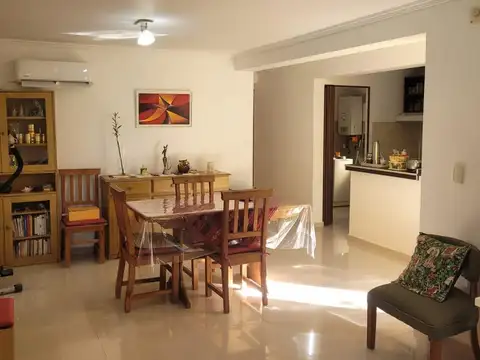 Casa 6 ambientes con 2 baños