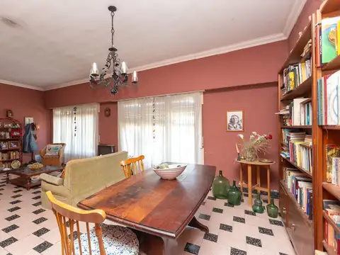 Casa 8 ambientes con 2 baños