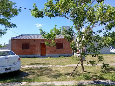 SE VENDE: Bº BRISAS DEL NORTE. CASA 2 DORMITORIOS.
